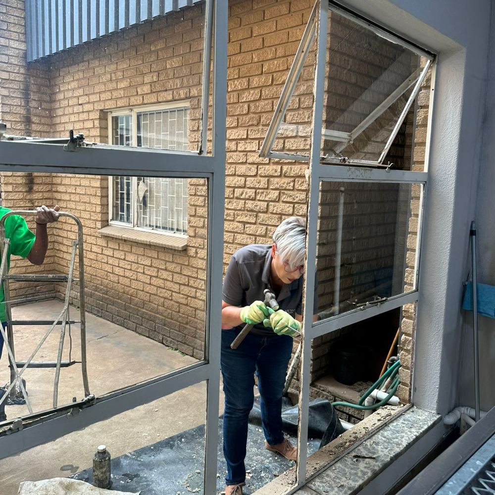 Re-puttying a steel-frame window